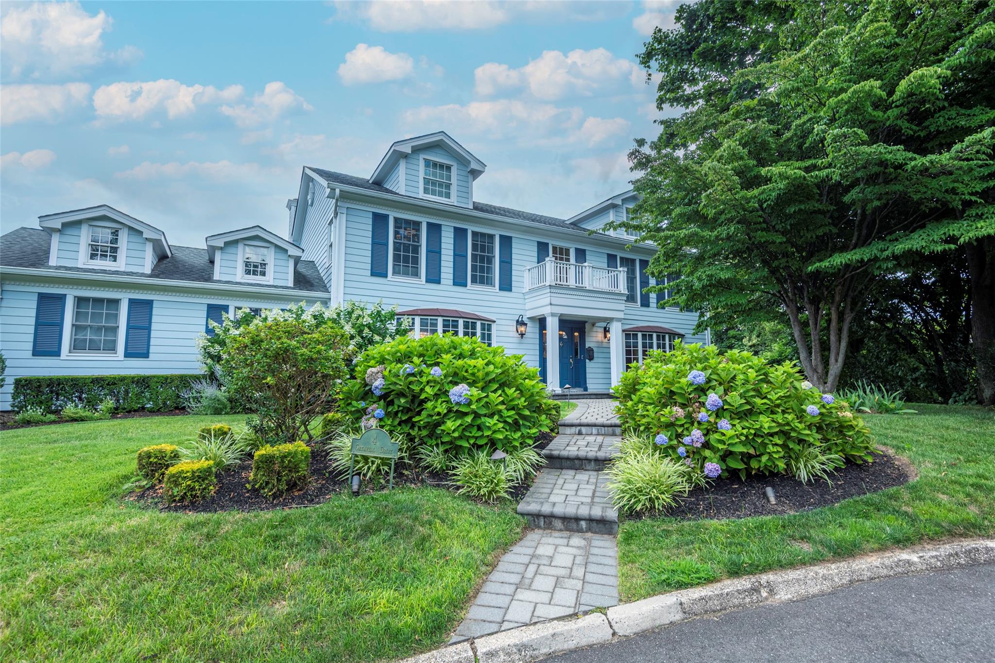 4 Grenfell Drive, Great Neck, NY 11020