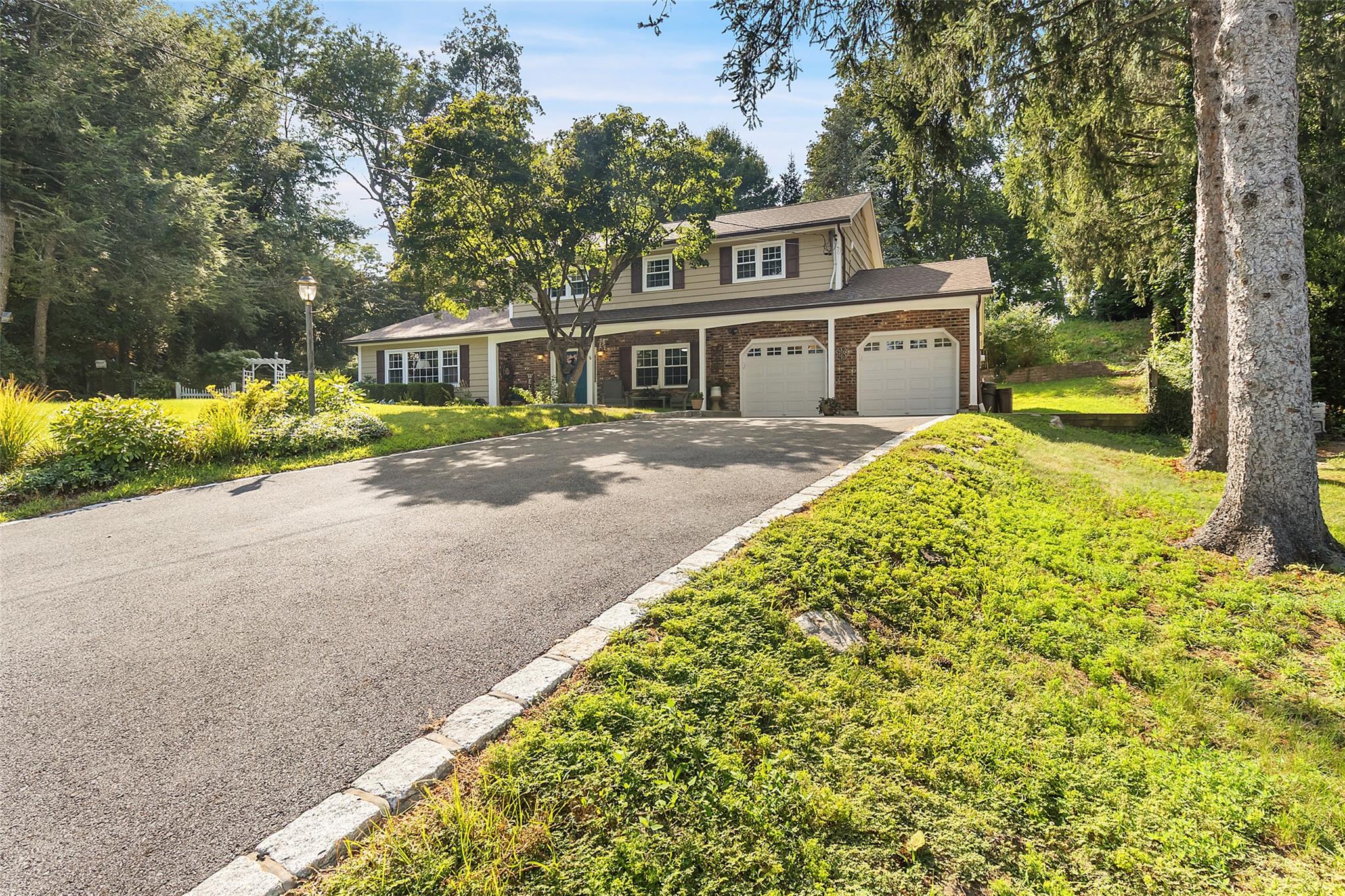 27 McQueen Street, Katonah, NY 10536