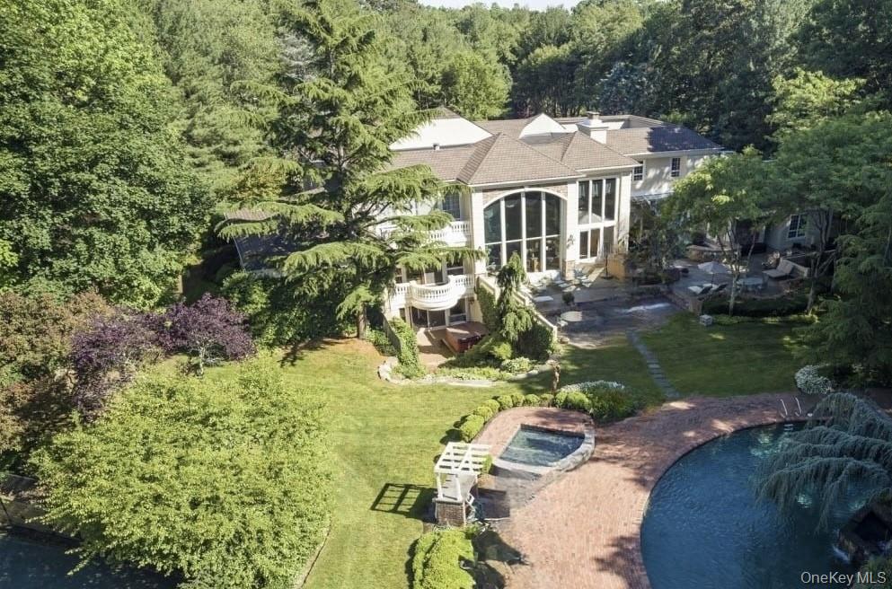 55 Coves Run, Oyster Bay Cove, NY 11791