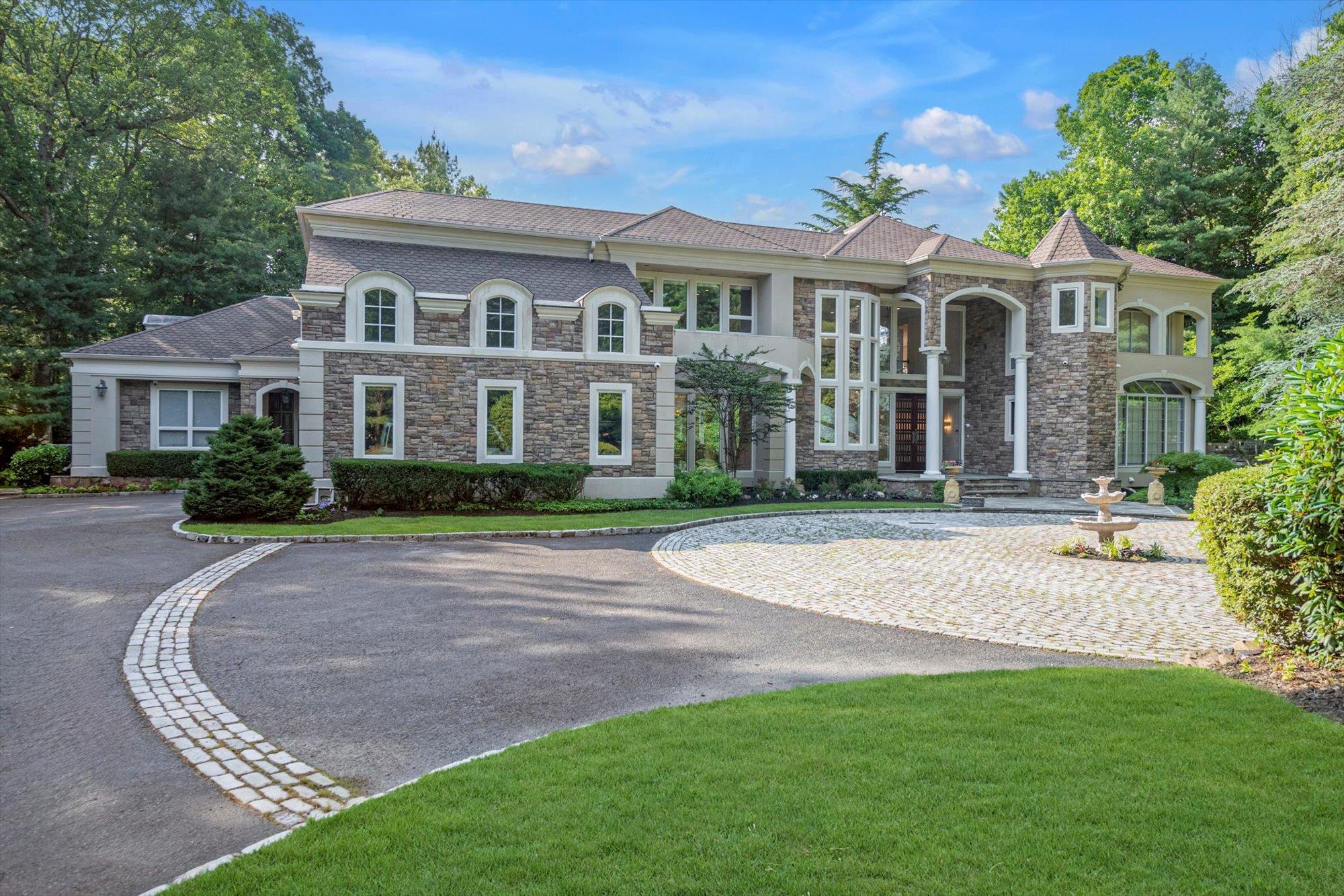 55 Coves Run, Oyster Bay Cove, NY 11791