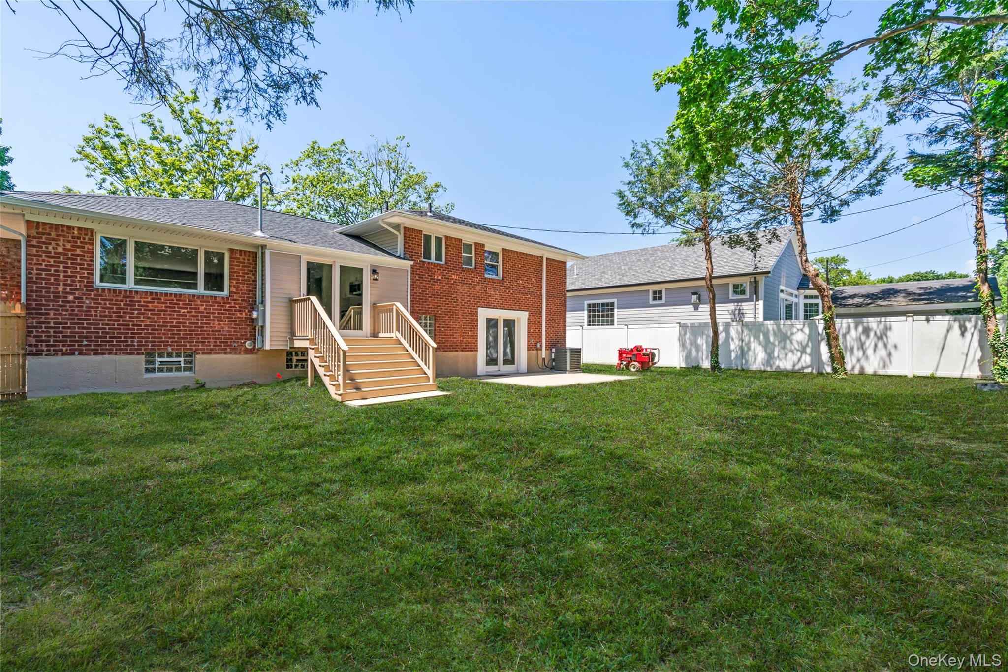 15 Byfield Place, Melville, NY 11747