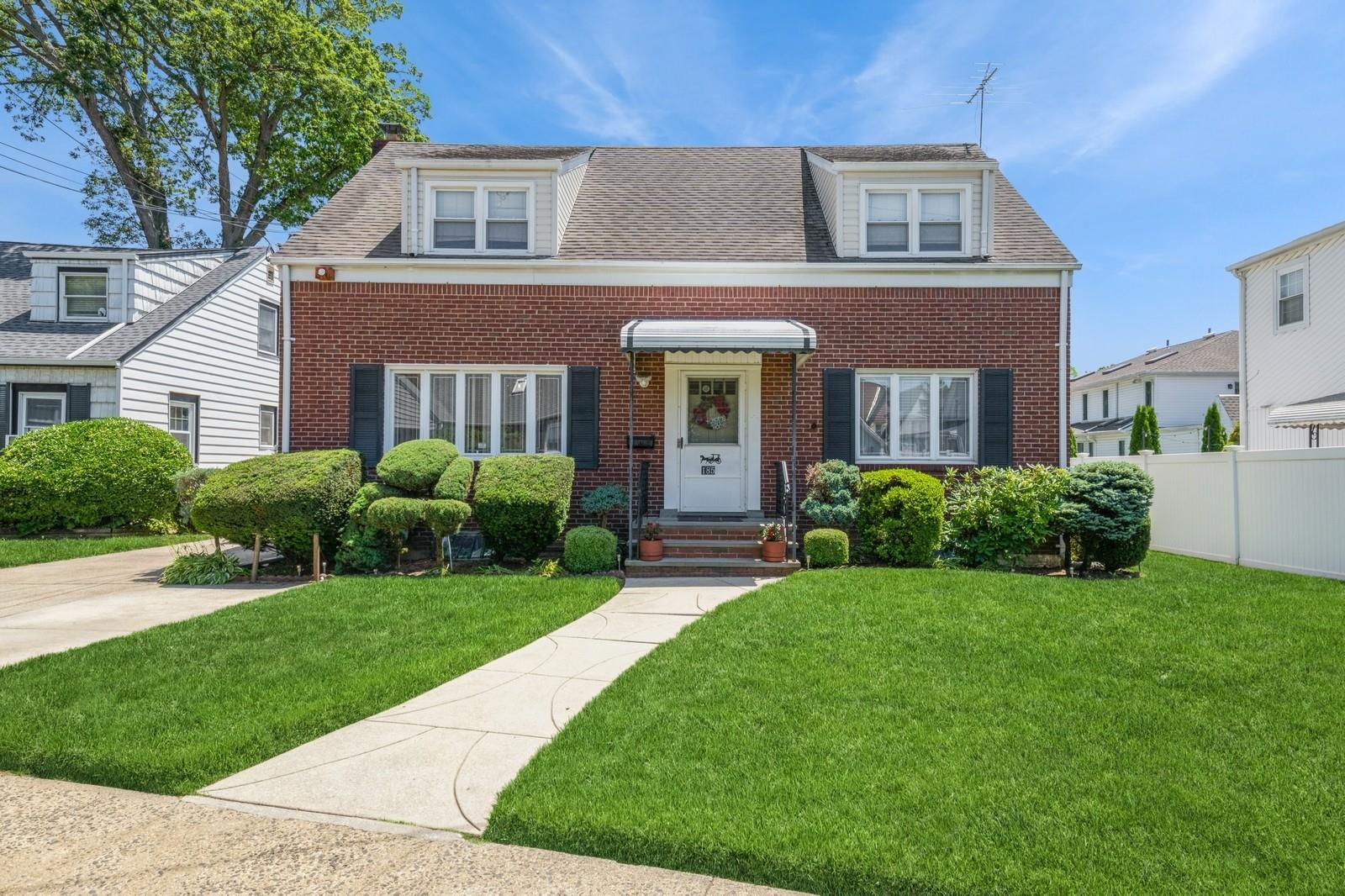 185 Emerson Place, Valley Stream, NY 11580