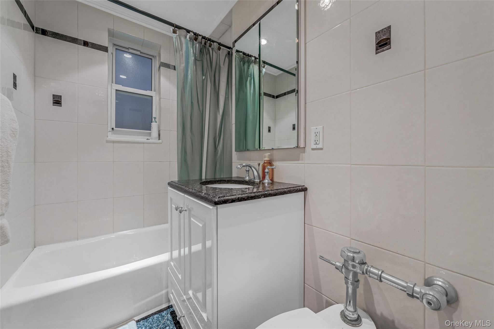 44-20 Douglaston Pkwy Douglaston Parkway # 5A, Little Neck, NY 11363