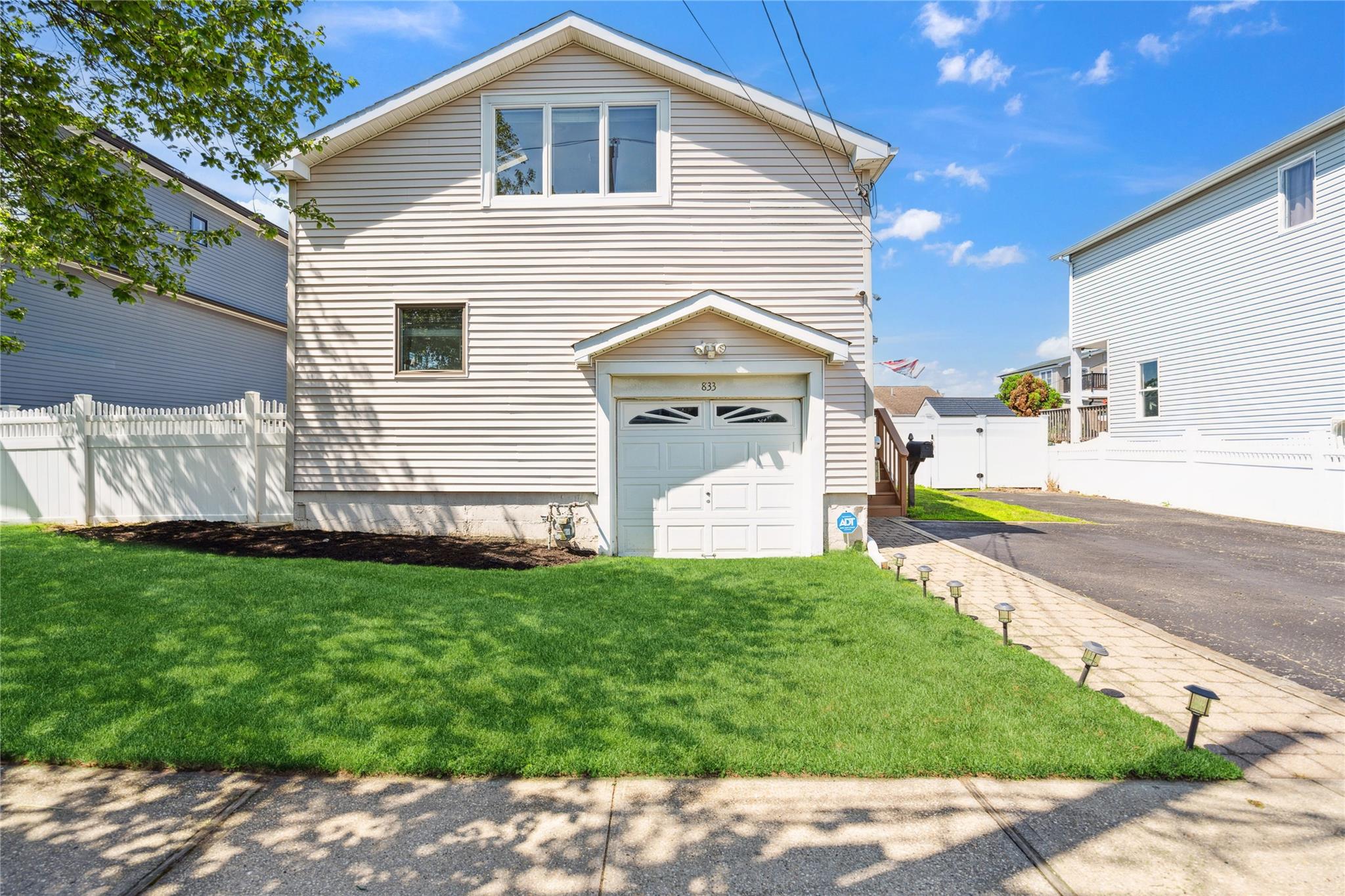 833 S 5th Street, Lindenhurst, NY 11757