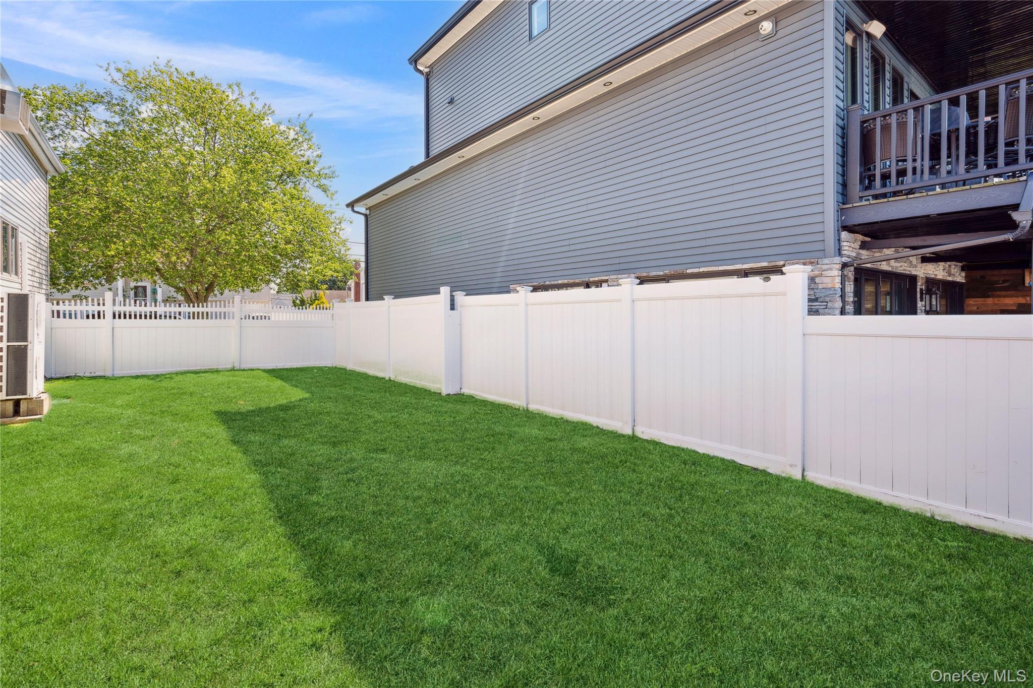 833 S 5th Street, Lindenhurst, NY 11757