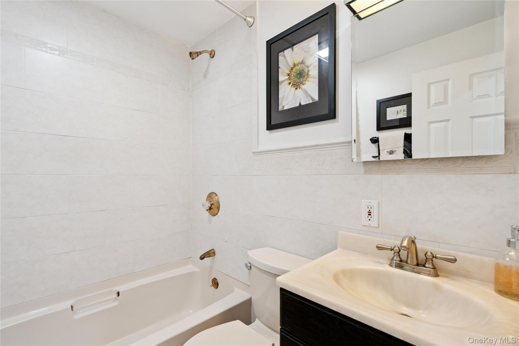 833 S 5th Street, Lindenhurst, NY 11757