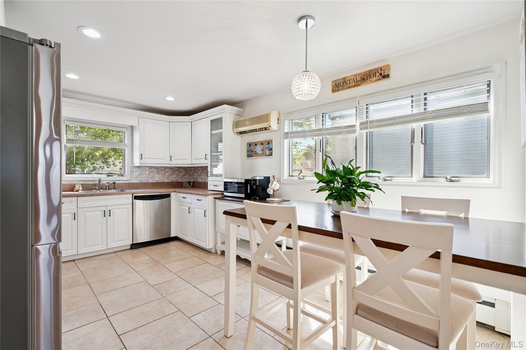 833 S 5th Street, Lindenhurst, NY 11757