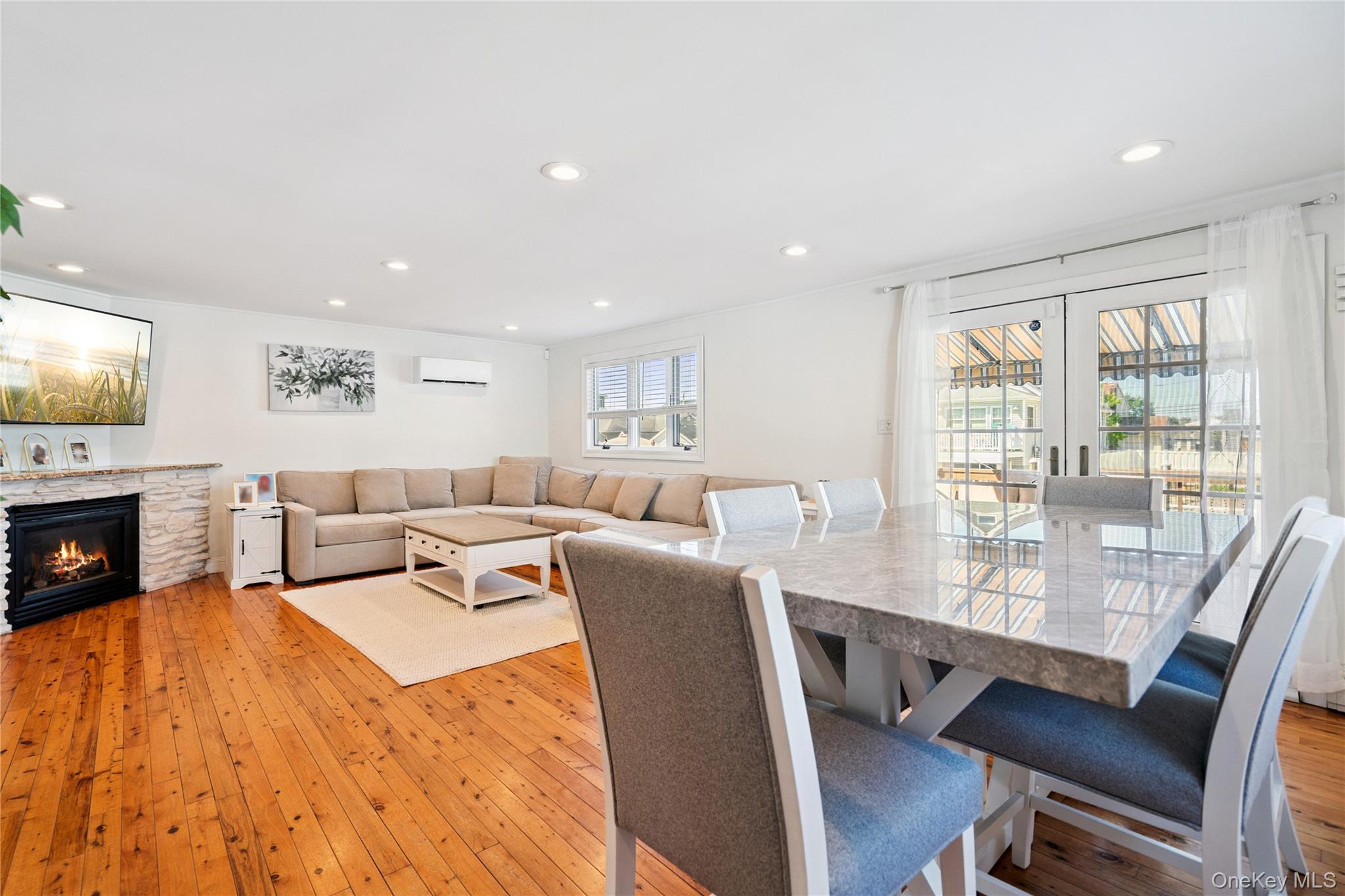 833 S 5th Street, Lindenhurst, NY 11757