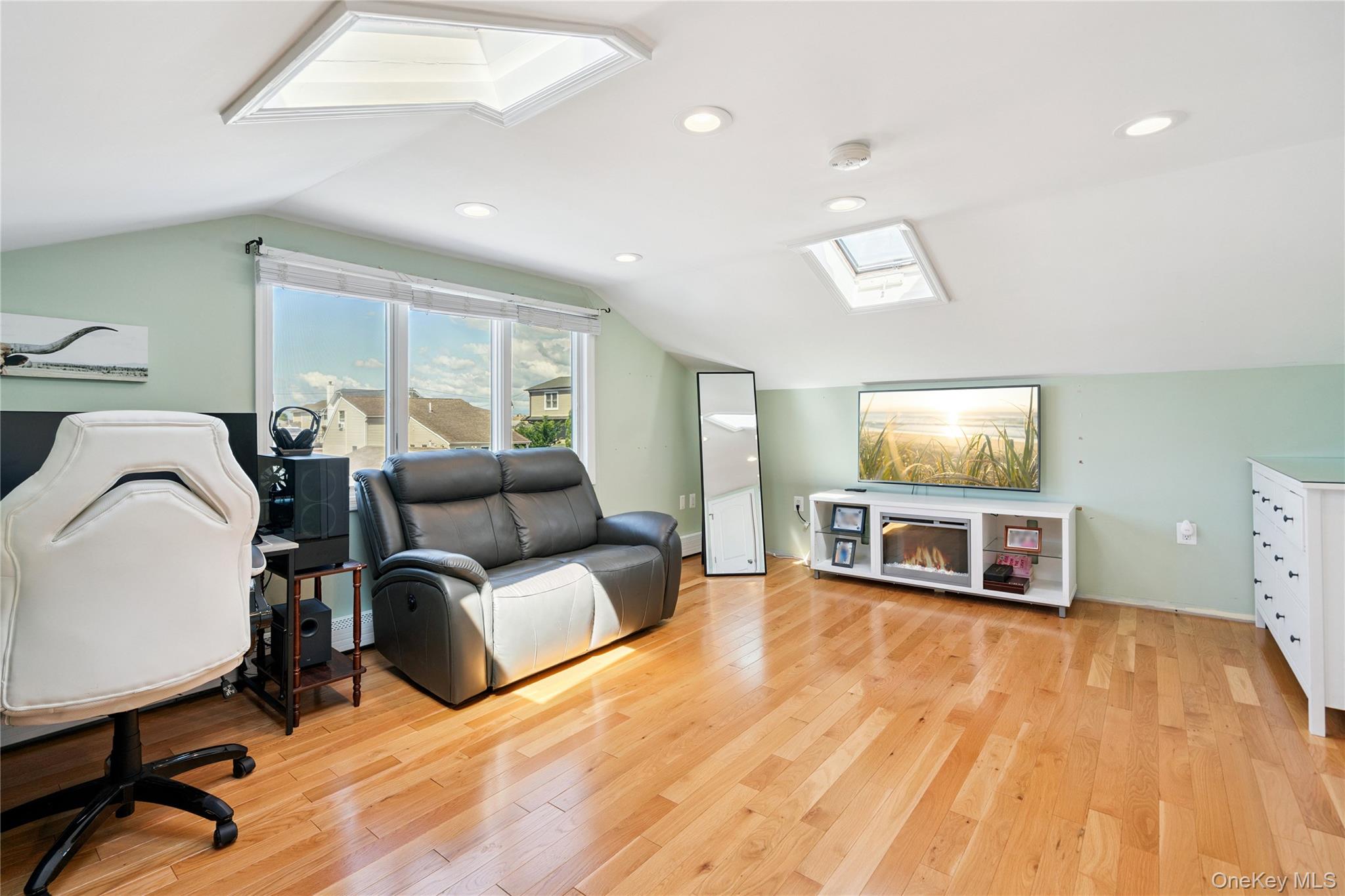 833 S 5th Street, Lindenhurst, NY 11757