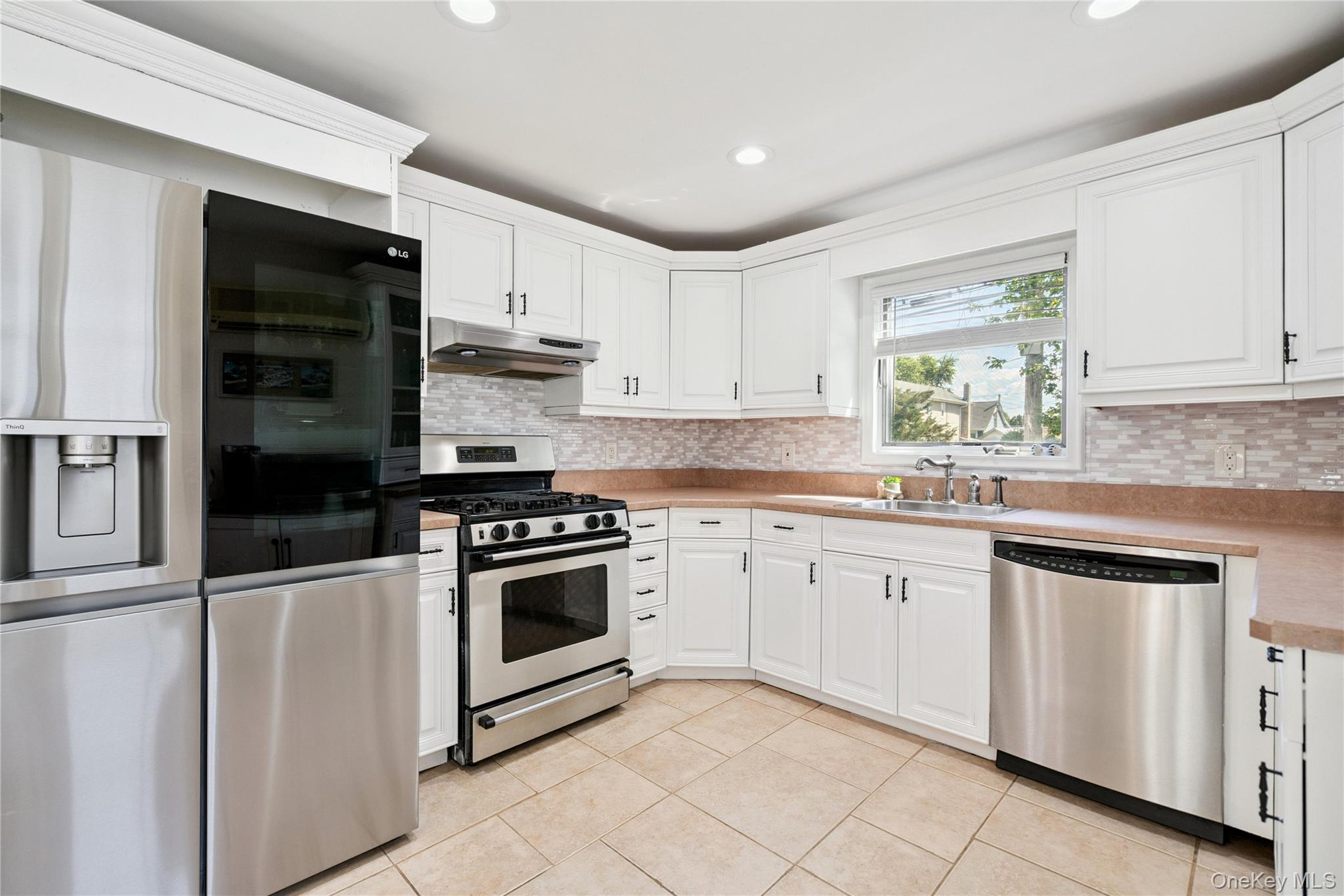 833 S 5th Street, Lindenhurst, NY 11757