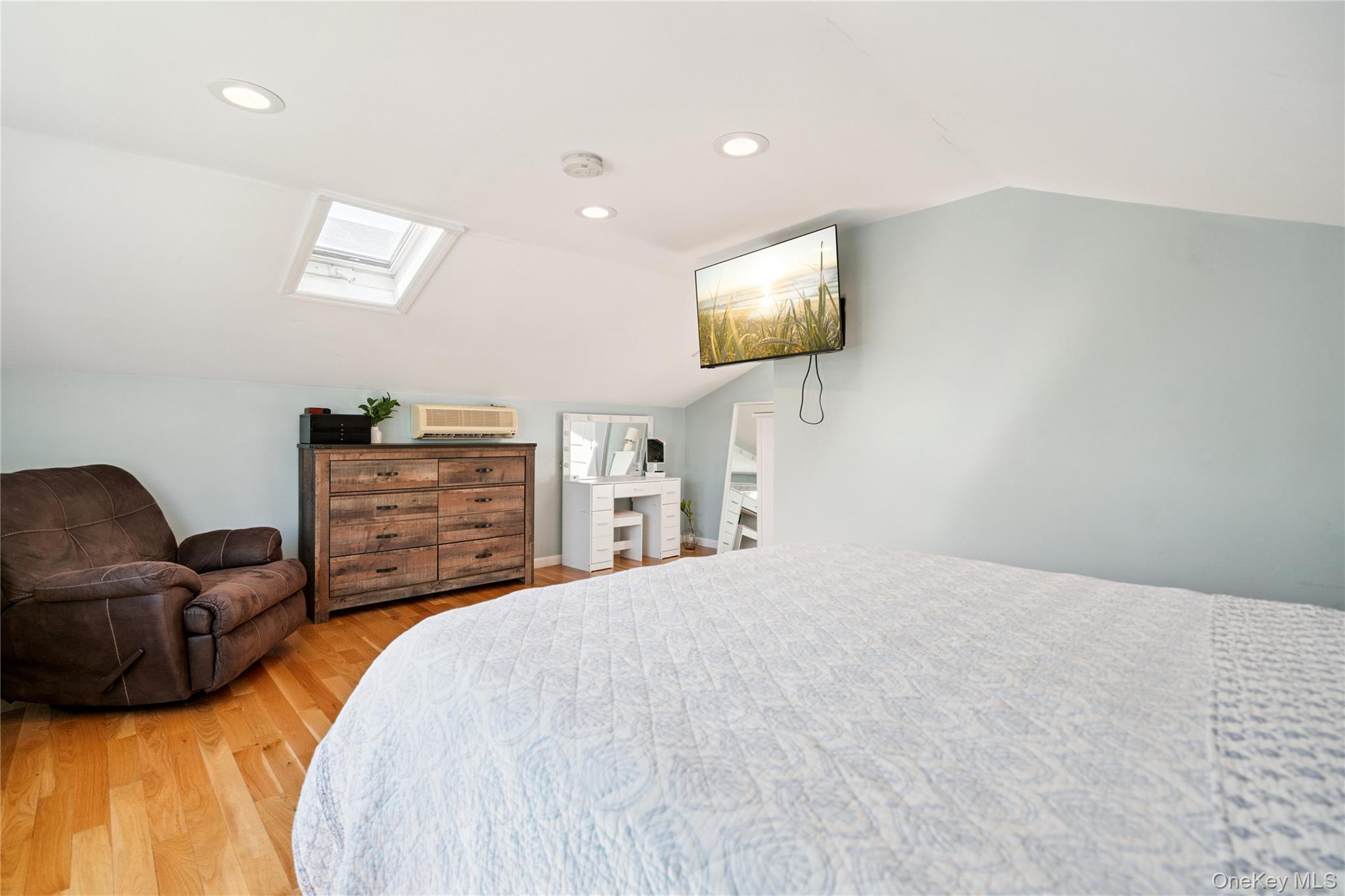 833 S 5th Street, Lindenhurst, NY 11757