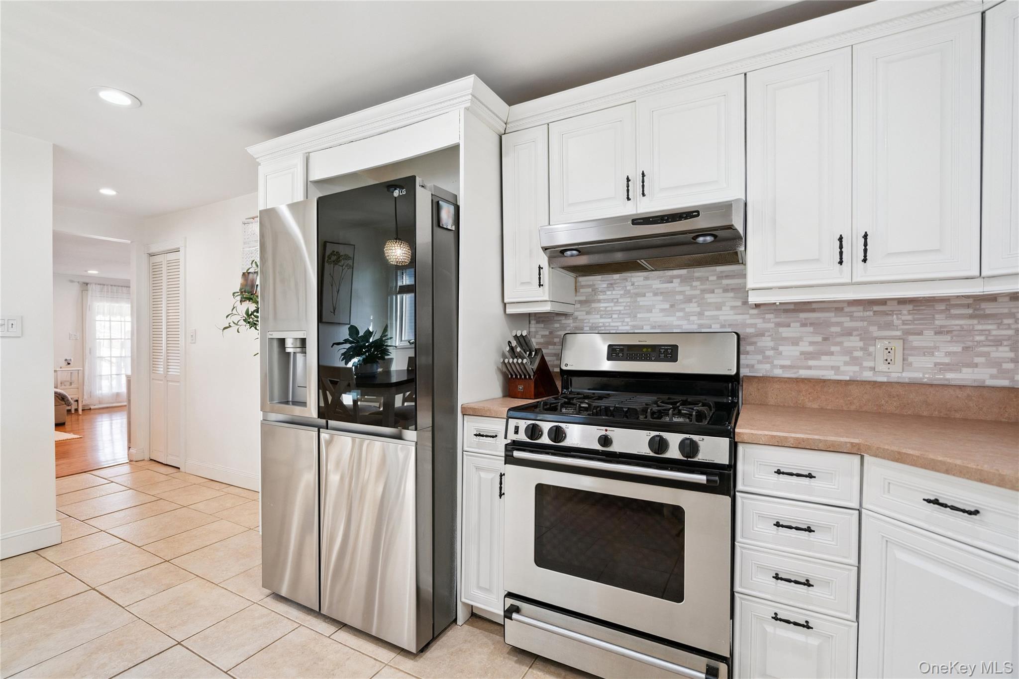 833 S 5th Street, Lindenhurst, NY 11757