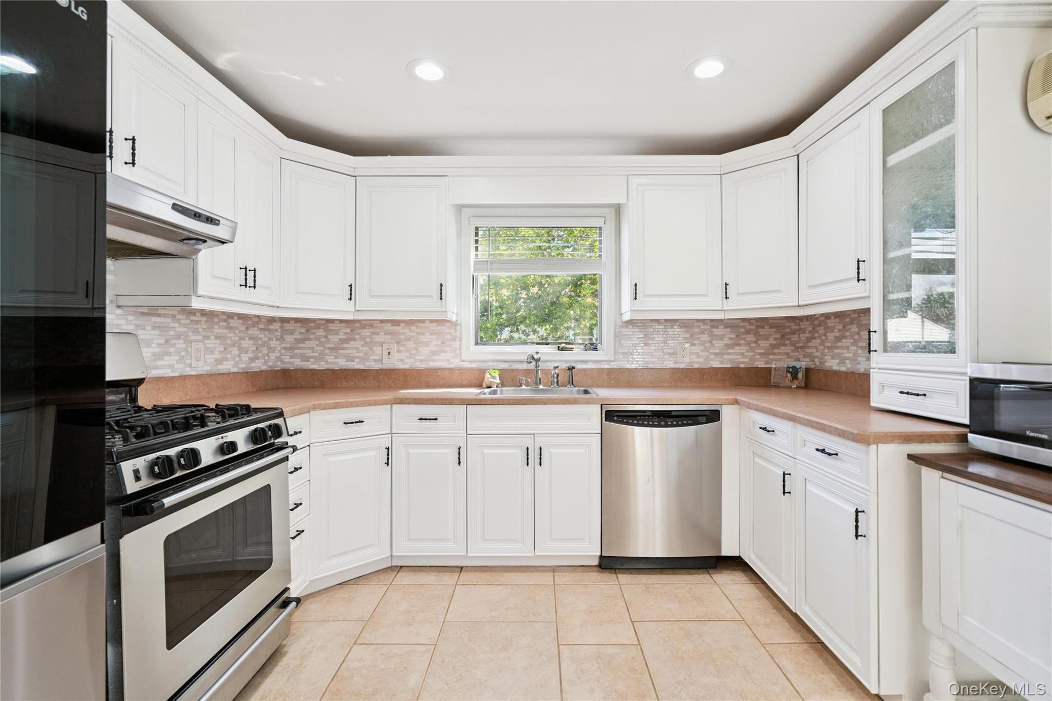 833 S 5th Street, Lindenhurst, NY 11757