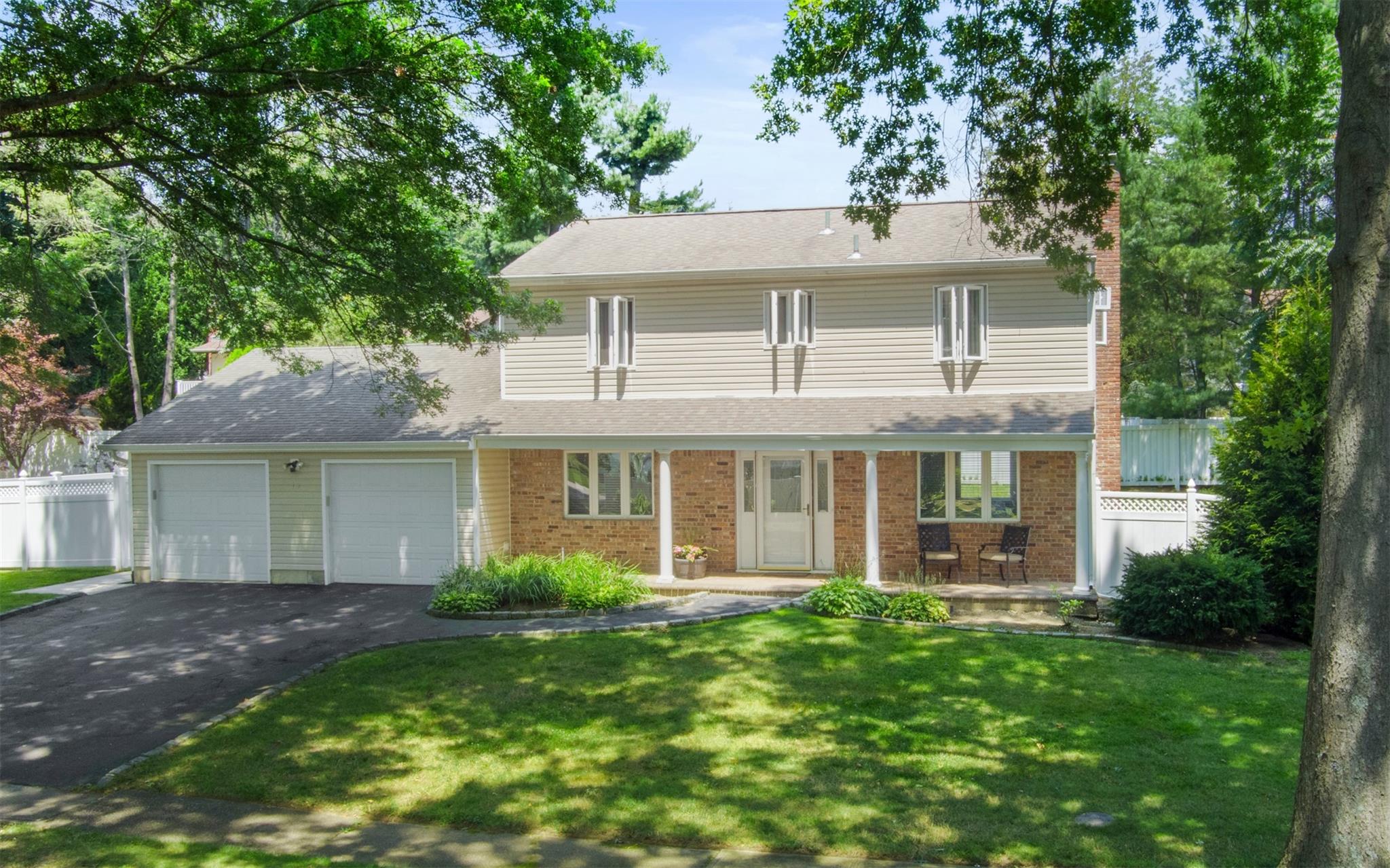 19 Foothill Lane, Dix Hills, NY 11746