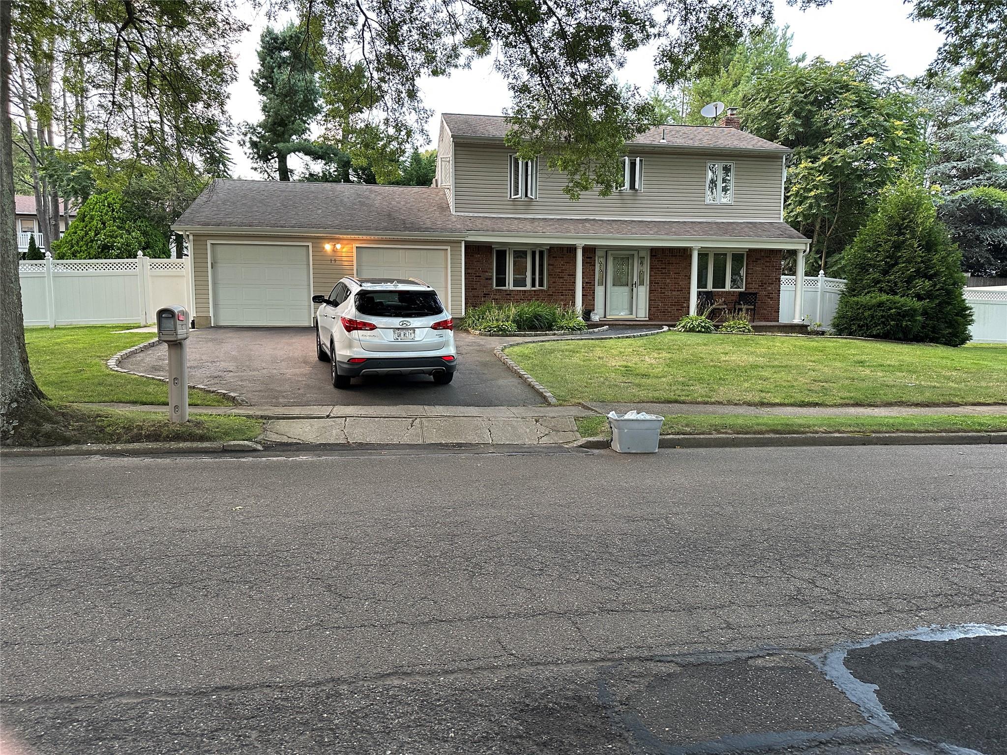 19 Foothill Lane, Dix Hills, NY 11746