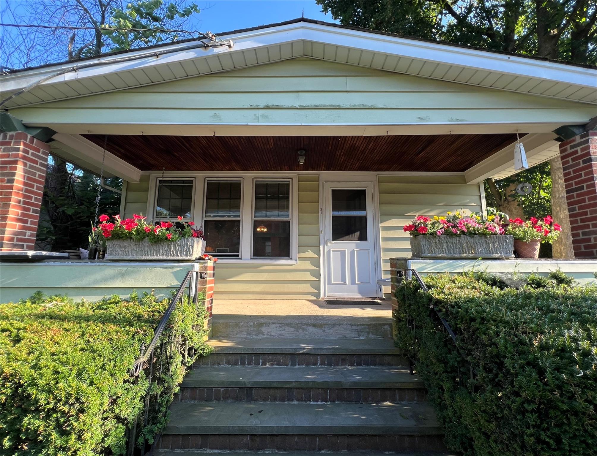 31 9th Avenue, Sea Cliff, NY 11579