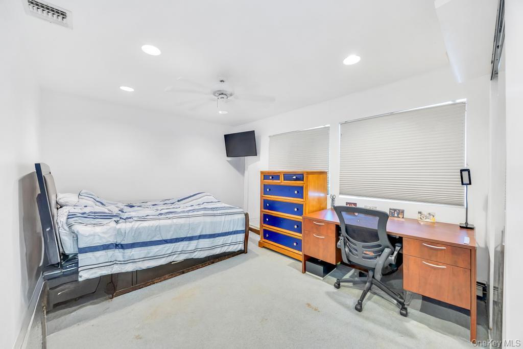 34 Gloria Place, Plainview, NY 11803