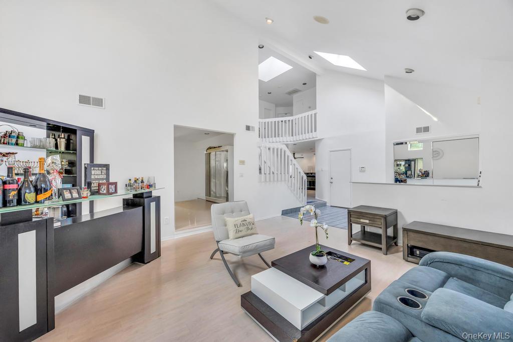 34 Gloria Place, Plainview, NY 11803