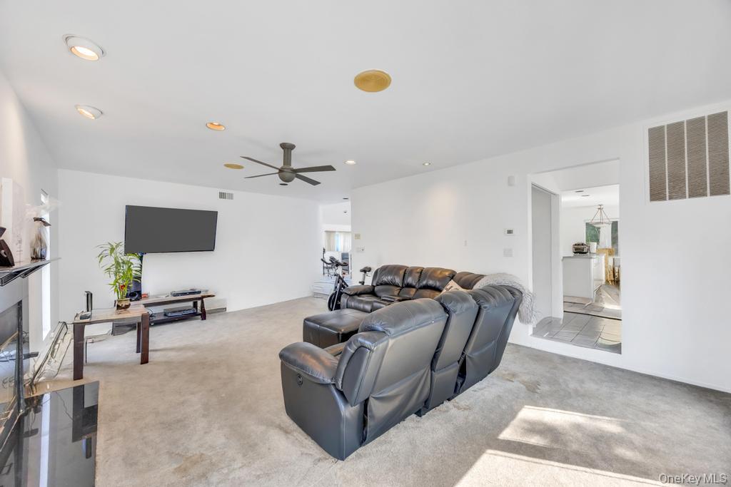 34 Gloria Place, Plainview, NY 11803