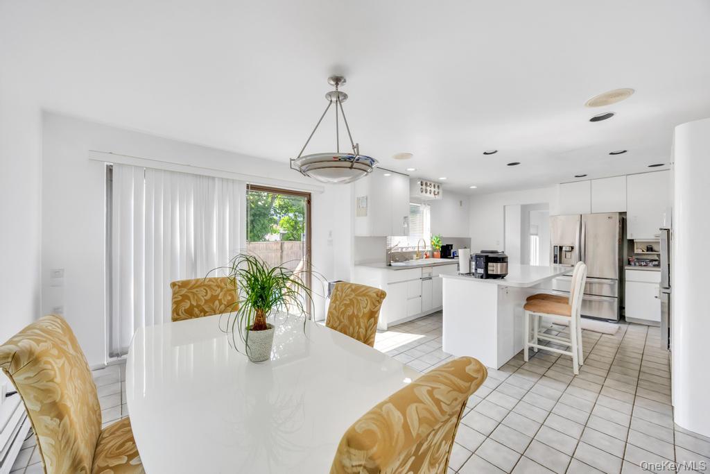 34 Gloria Place, Plainview, NY 11803