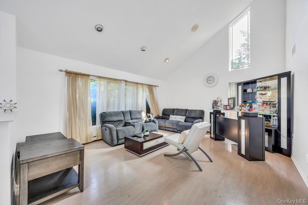 34 Gloria Place, Plainview, NY 11803