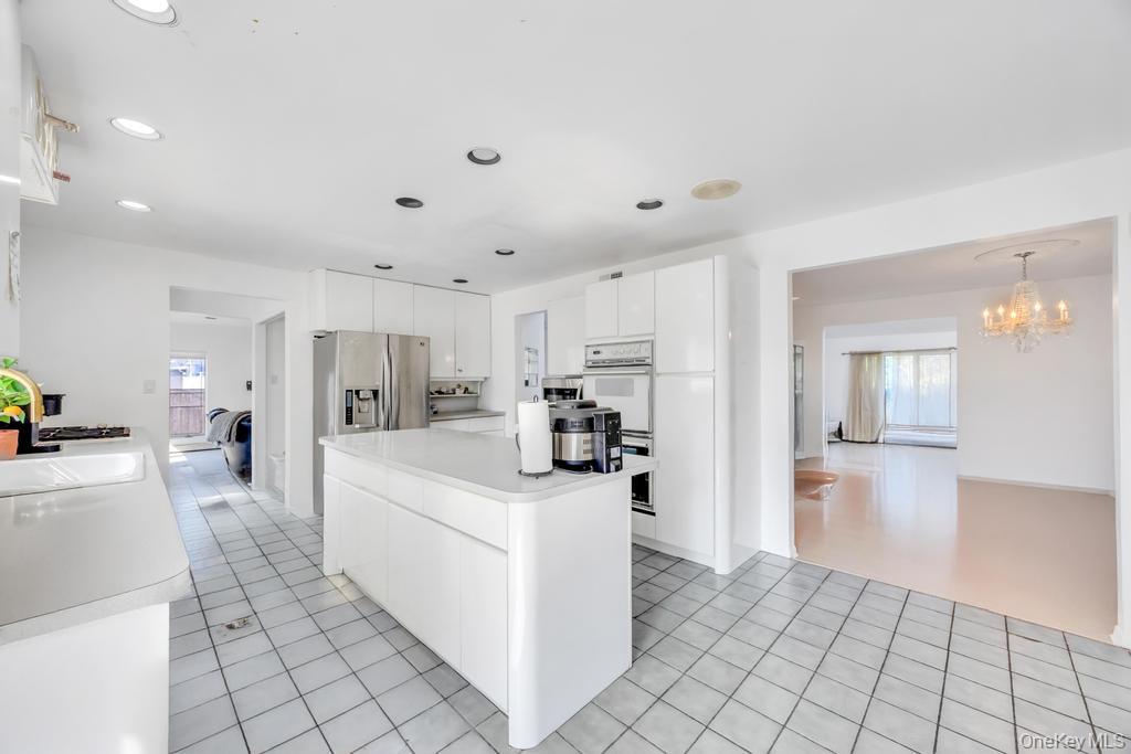 34 Gloria Place, Plainview, NY 11803