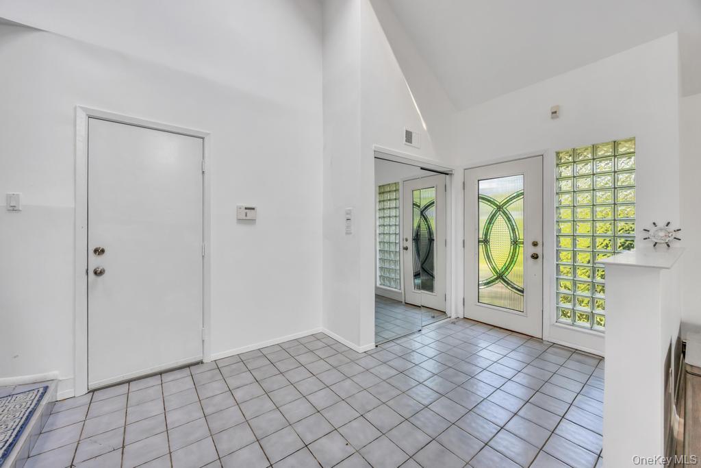 34 Gloria Place, Plainview, NY 11803