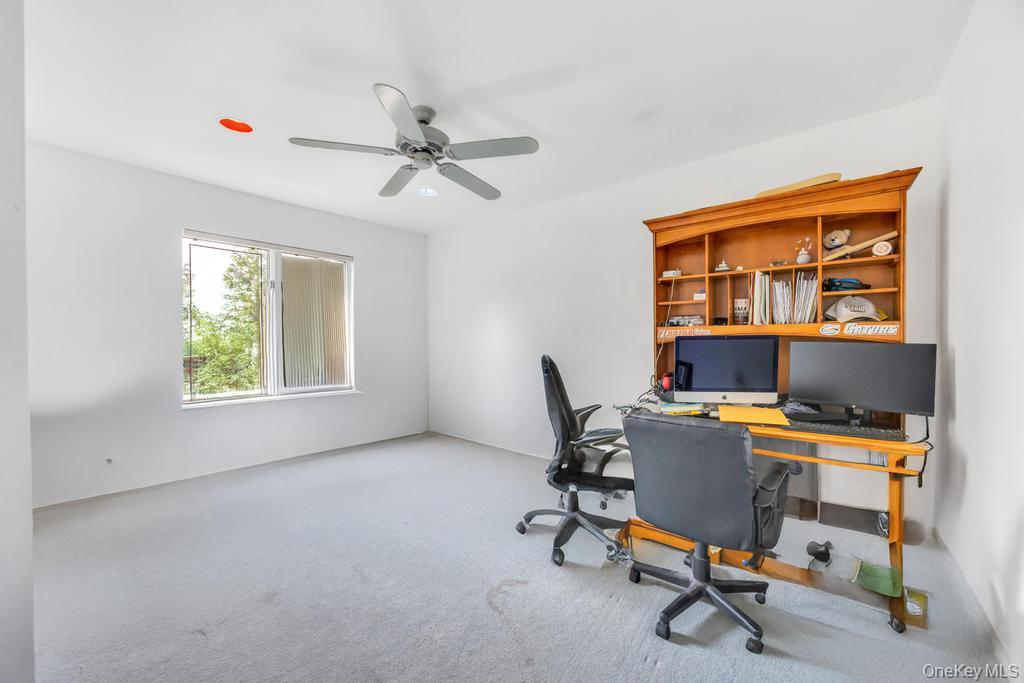 34 Gloria Place, Plainview, NY 11803