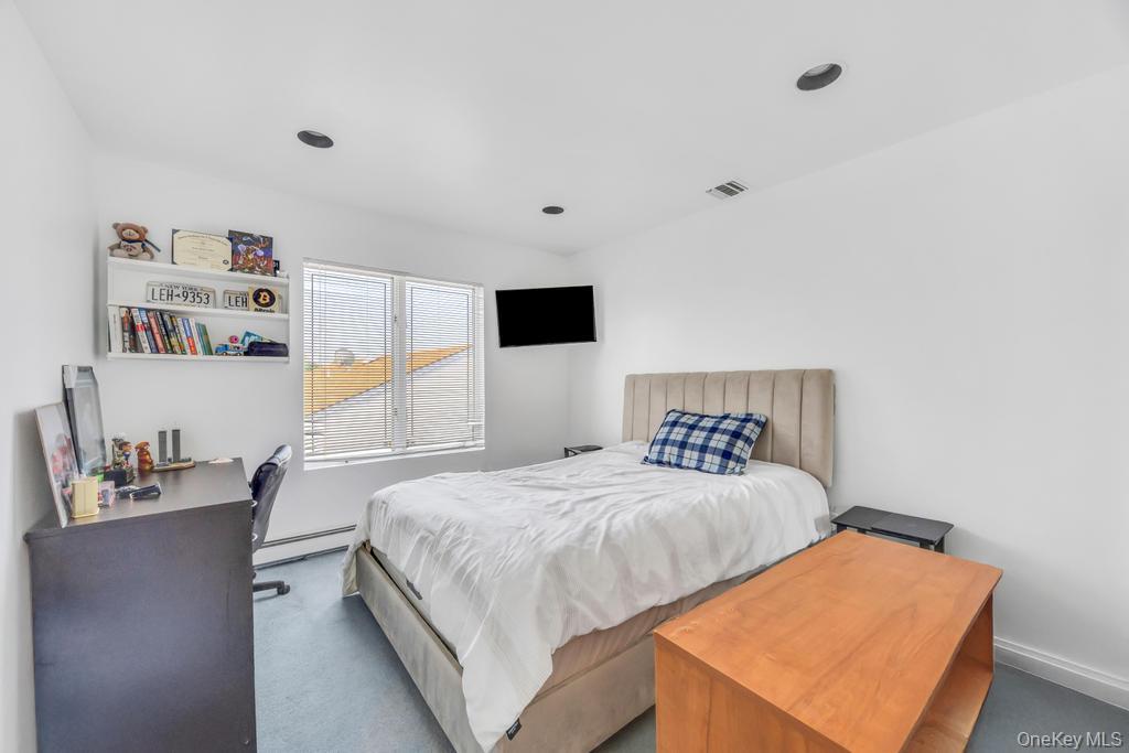 34 Gloria Place, Plainview, NY 11803