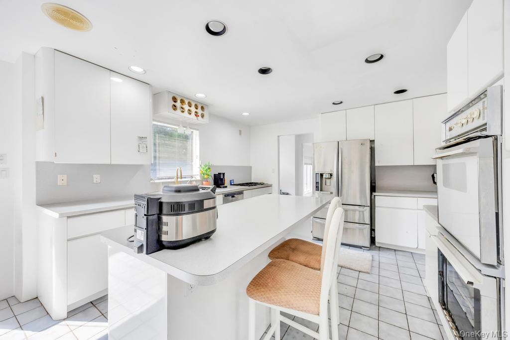 34 Gloria Place, Plainview, NY 11803