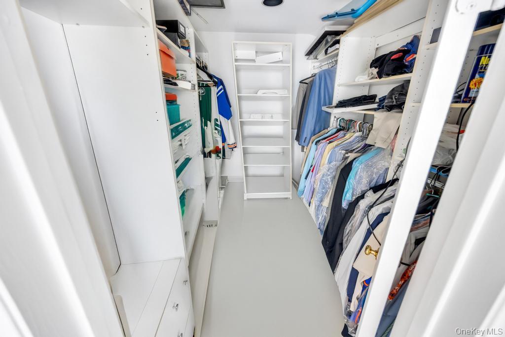 34 Gloria Place, Plainview, NY 11803