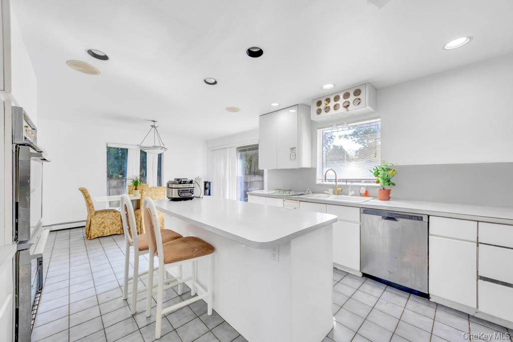 34 Gloria Place, Plainview, NY 11803