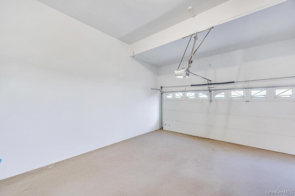 34 Gloria Place, Plainview, NY 11803