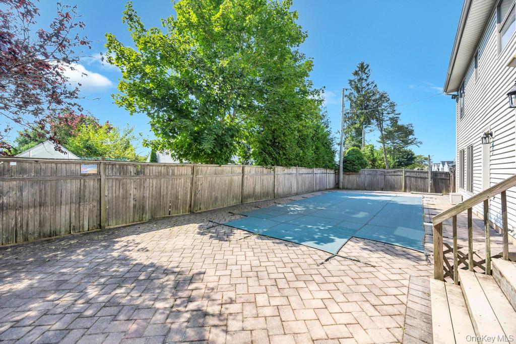 34 Gloria Place, Plainview, NY 11803