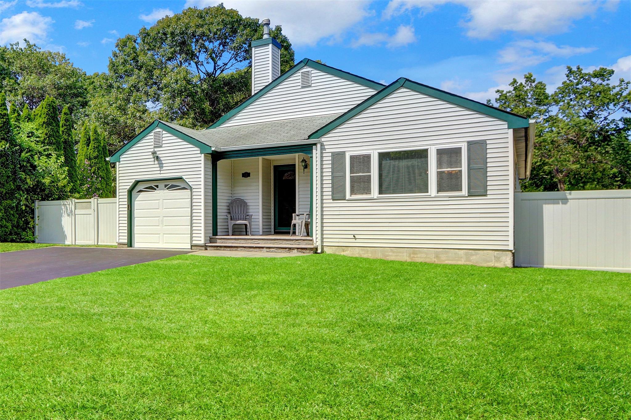 11 Winnecomac Circle, Kings Park, NY 11754