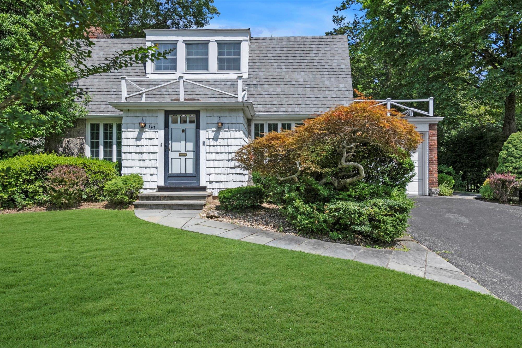 137 Salem Road, East Hills, NY 11577