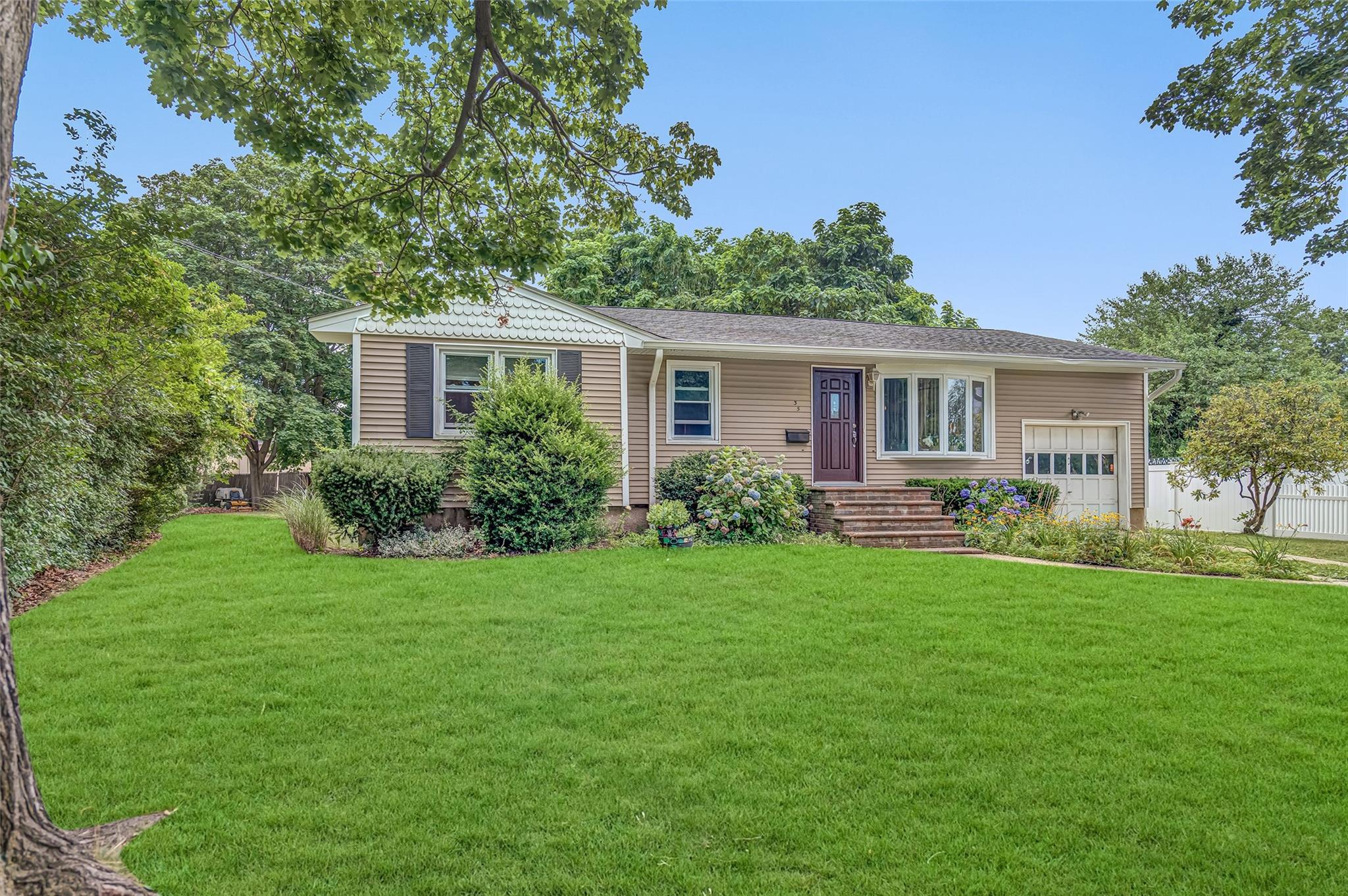 35 Anna Street, Bay Shore, NY 11706