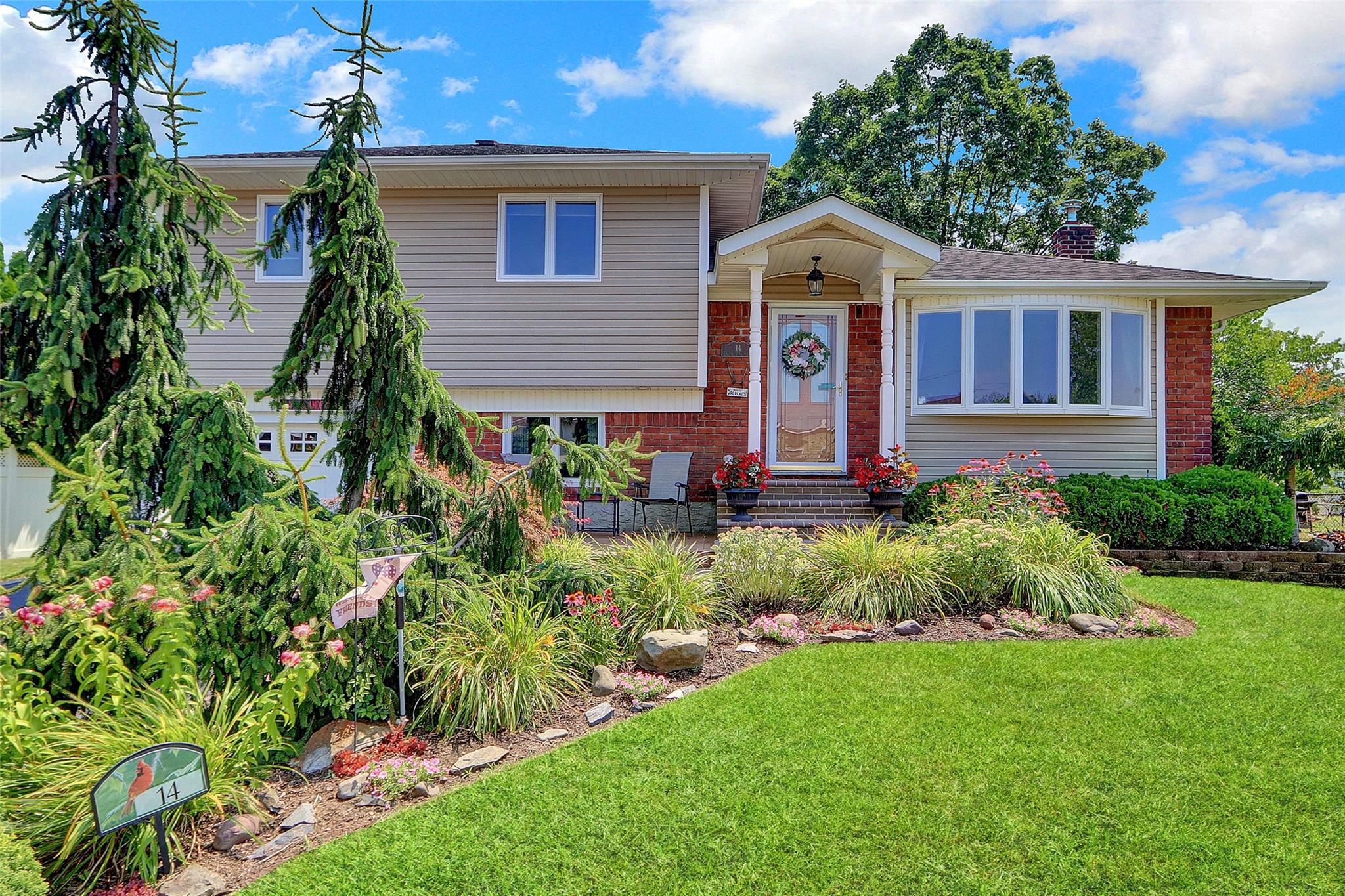 14 Cheryl Lane N, Farmingdale, NY 11735