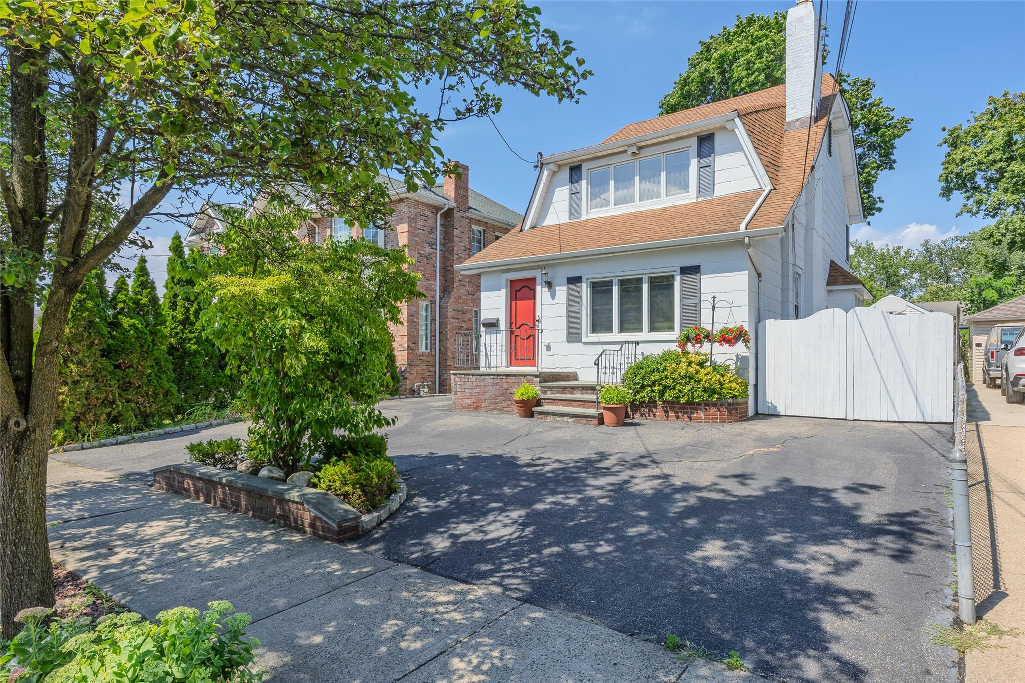 39 Nassau Road, Great Neck, NY 11021