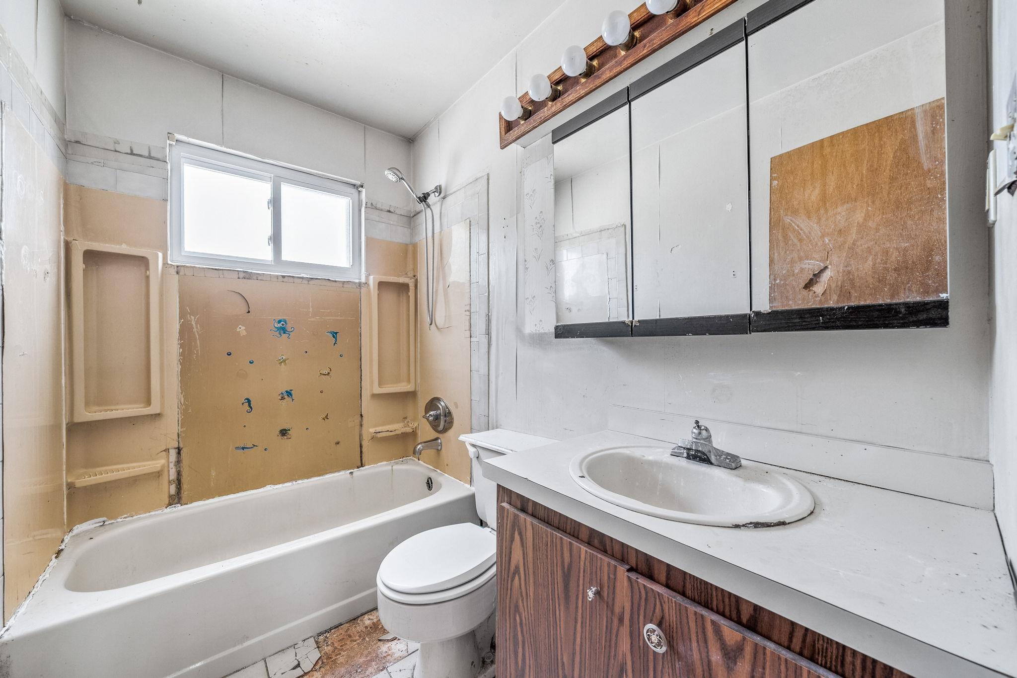 2435 Great Neck Road, Copiague, NY 11726