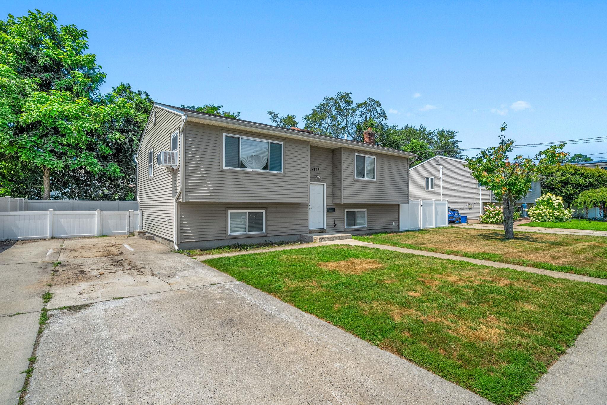 2435 Great Neck Road, Copiague, NY 11726