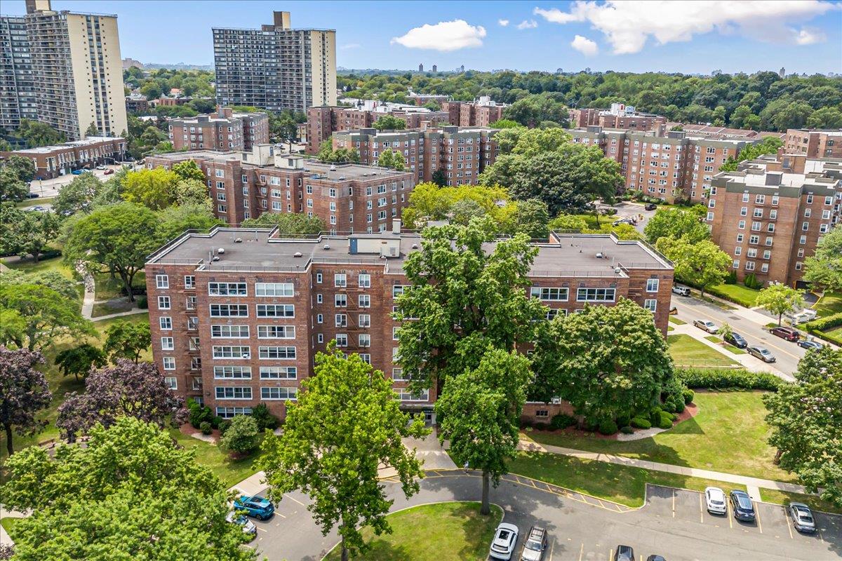 211-10 18th Avenue # 2J, Bayside, NY 11360