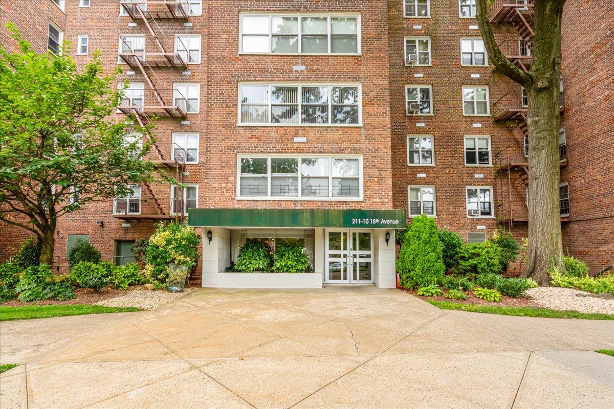 211-10 18th Avenue # 2J, Bayside, NY 11360