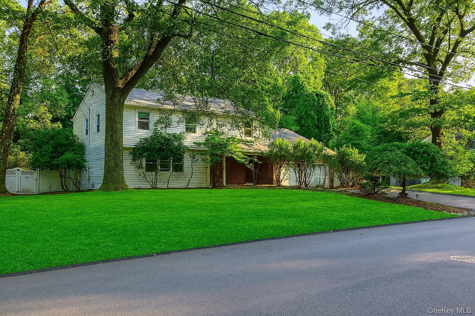 10 Swallow Avenue, Chestnut Ridge, NY 10977