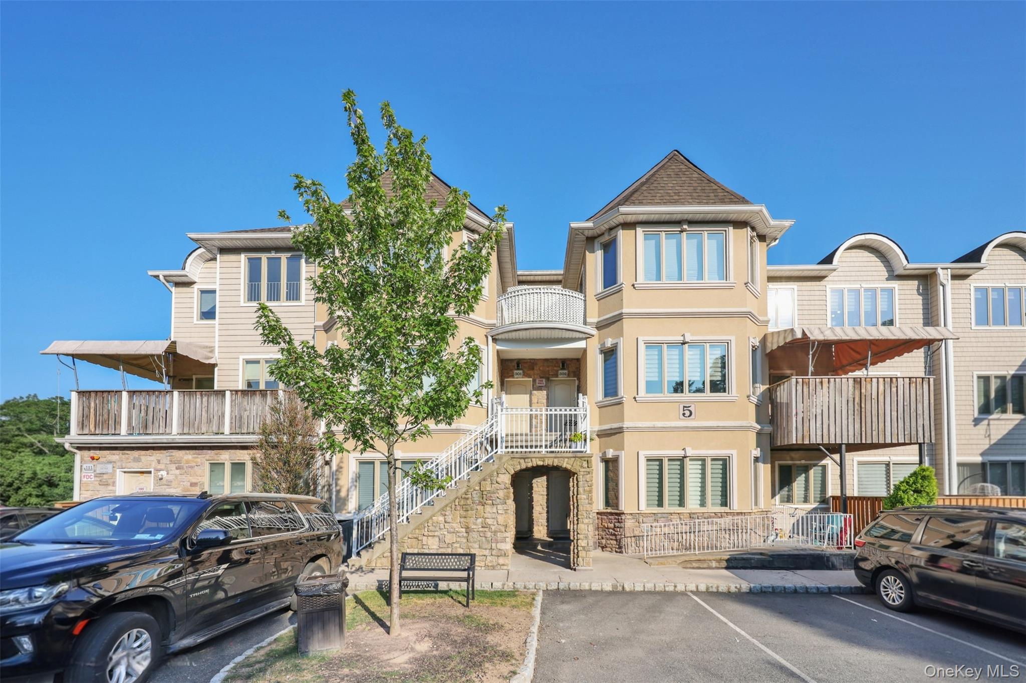 5 Rose Garden Way # 302, Monsey, NY 10952