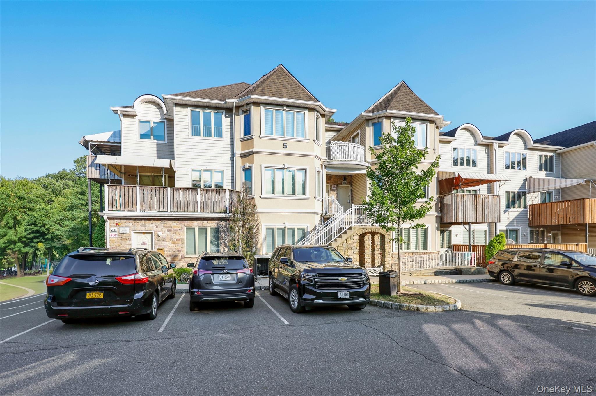 5 Rose Garden Way # 302, Monsey, NY 10952