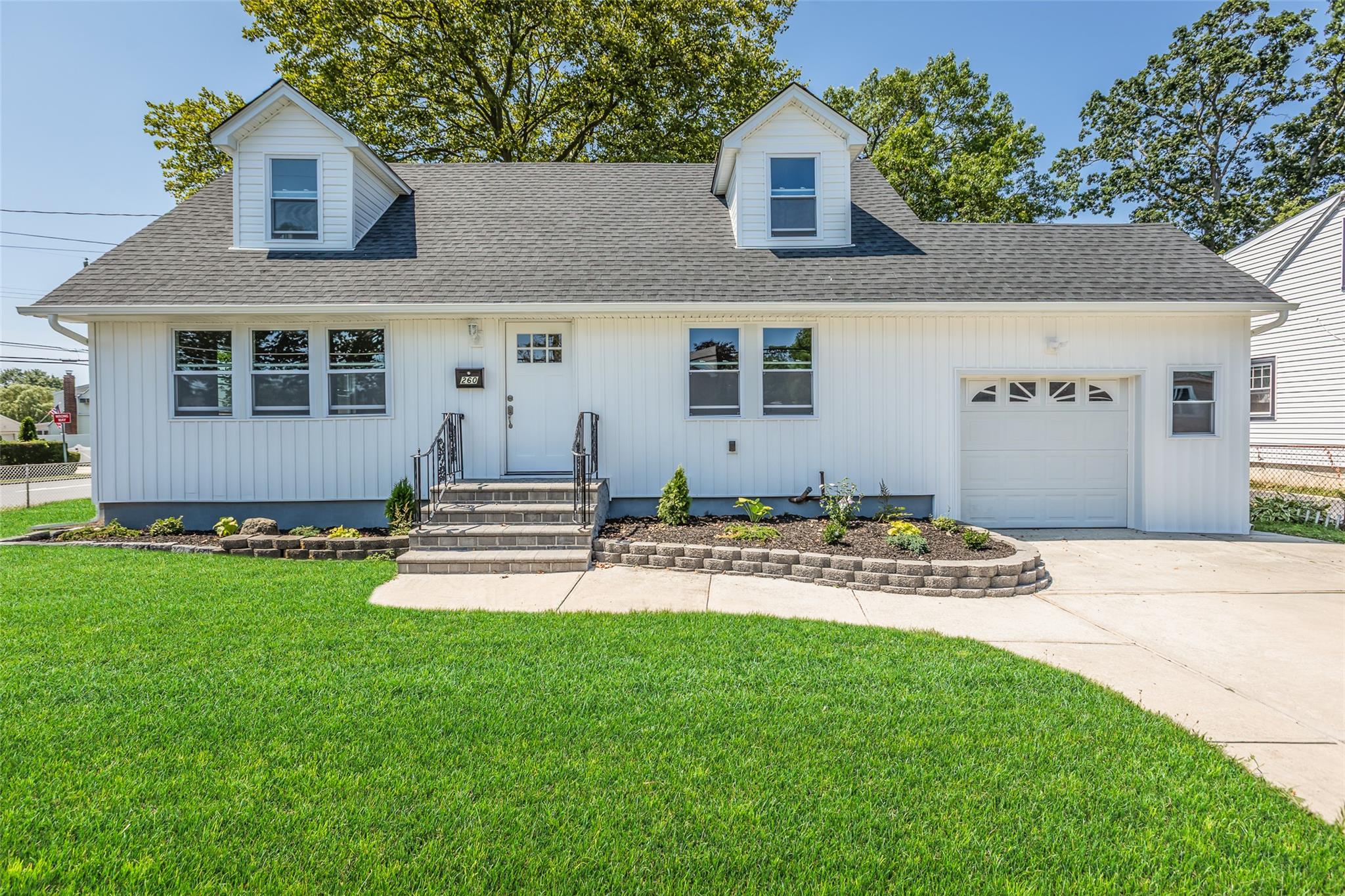 260 S Broome Avenue, Lindenhurst, NY 11757