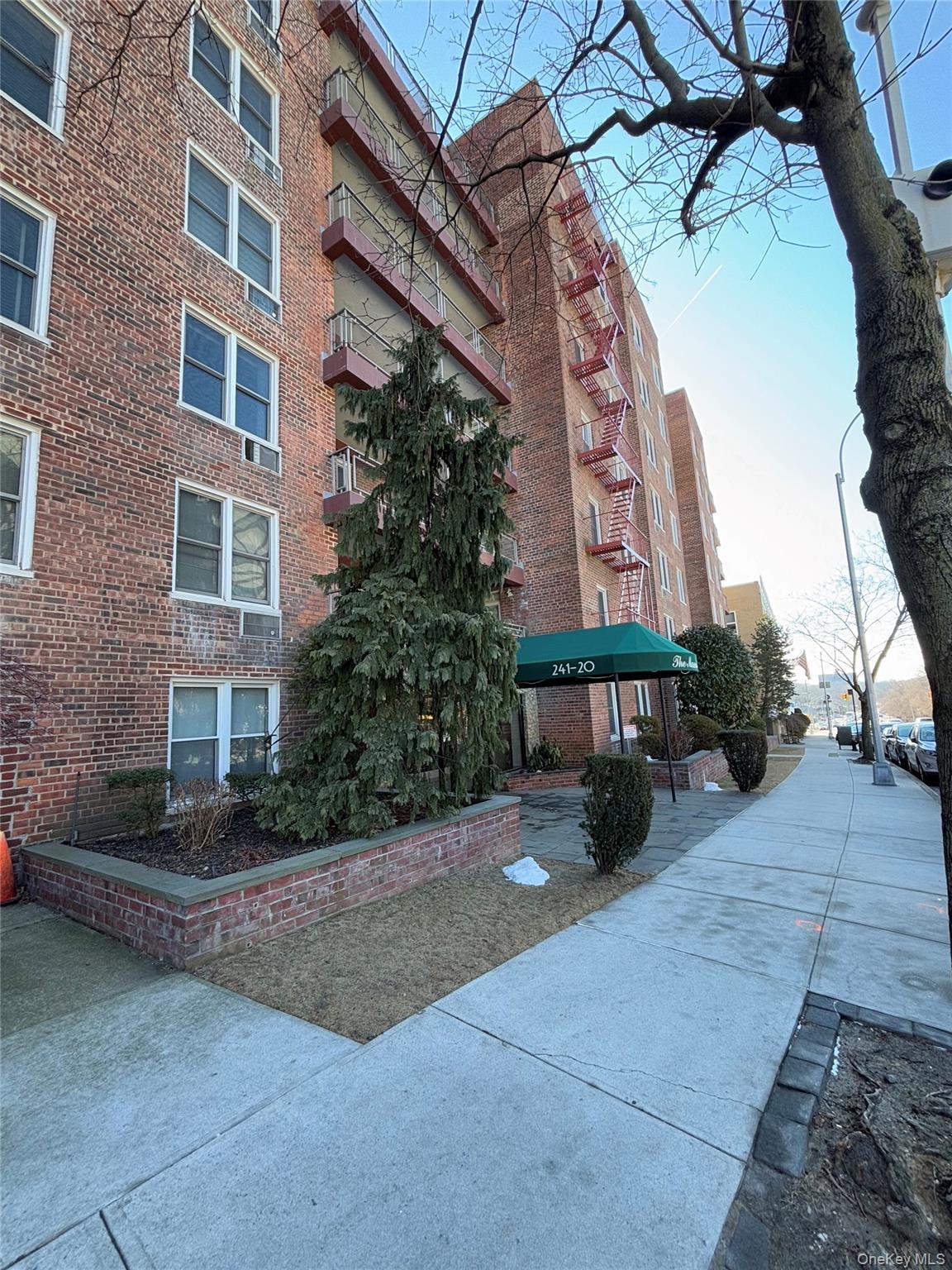 241-20 Northern Blvd # 2C, Douglaston, NY 11362