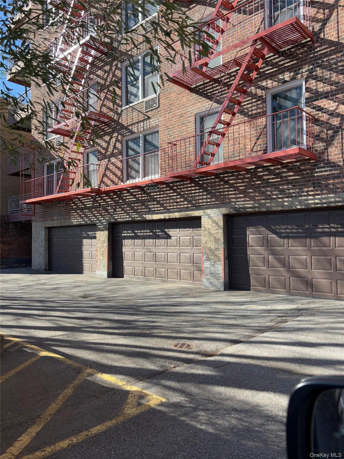 241-20 Northern Blvd # 2C, Douglaston, NY 11362