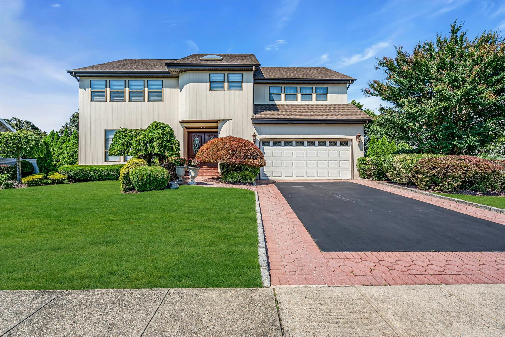 31 Daffodil Drive, Farmingdale, NY 11735